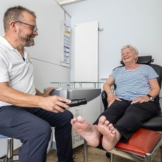 Eine Patientin bei der Kältetherapie Eine Patientin bei der Kältetherapie