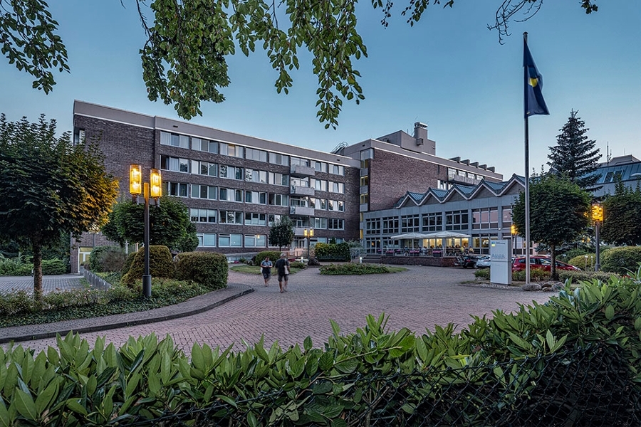 Die Klinik Rosenberg in der Abenddämmerung, zur sogenannten "blauen Stunde". Die Klinik Rosenberg in der Abenddämmerung, zur sogenannten "blauen Stunde".