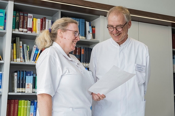 Der Ärztliche Direktor im Gespräch mit einer Kollegin Der Ärztliche Direktor im Gespräch mit einer Kollegin