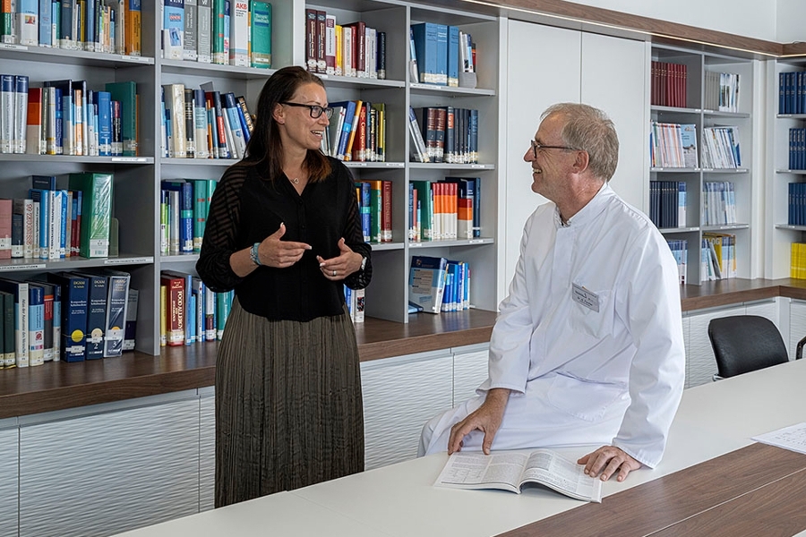 Der Ärztliche Direktor der Klinik ist im Gespräch mit seiner Patientin Der Ärztliche Direktor der Klinik ist im Gespräch mit seiner Patientin