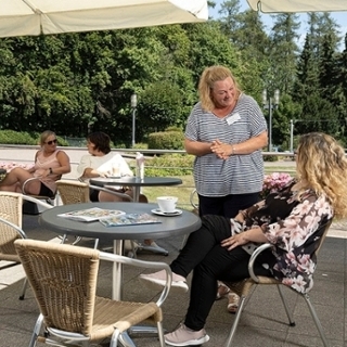 Das Café der Klinik Rosenberg hat auch eine Terrasse. Das Café der Klinik Rosenberg hat auch eine Terrasse.
